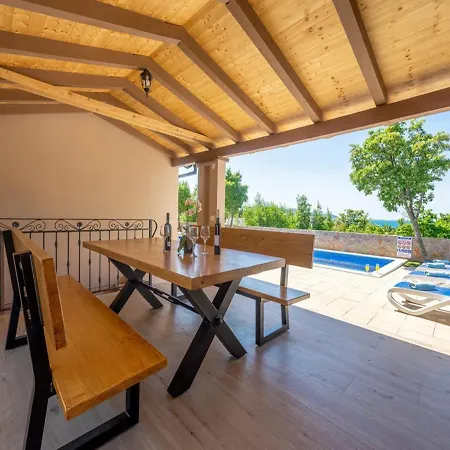 Holiday House Seaview, *
