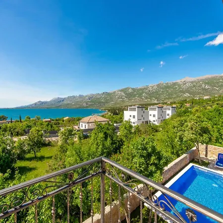 Holiday House Seaview, *