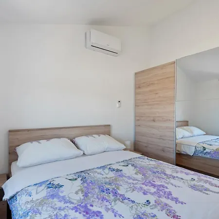 Holiday House Seaview, 빌라 로바니스카
