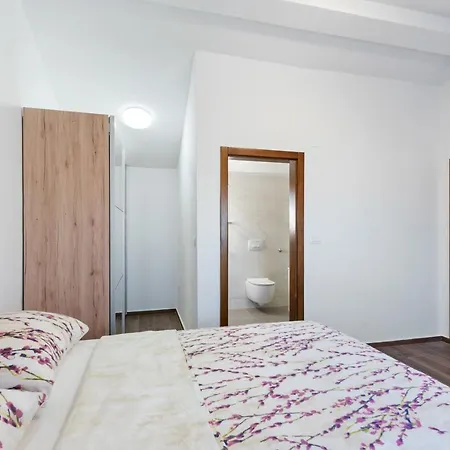 Holiday House Seaview, 로바니스카